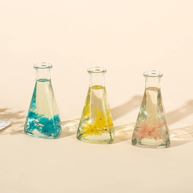 Dreieckige Flasche mit getrockneten Weinreben, kein Feuer, für den Innenbereich, Schilfrohr-Diffusor