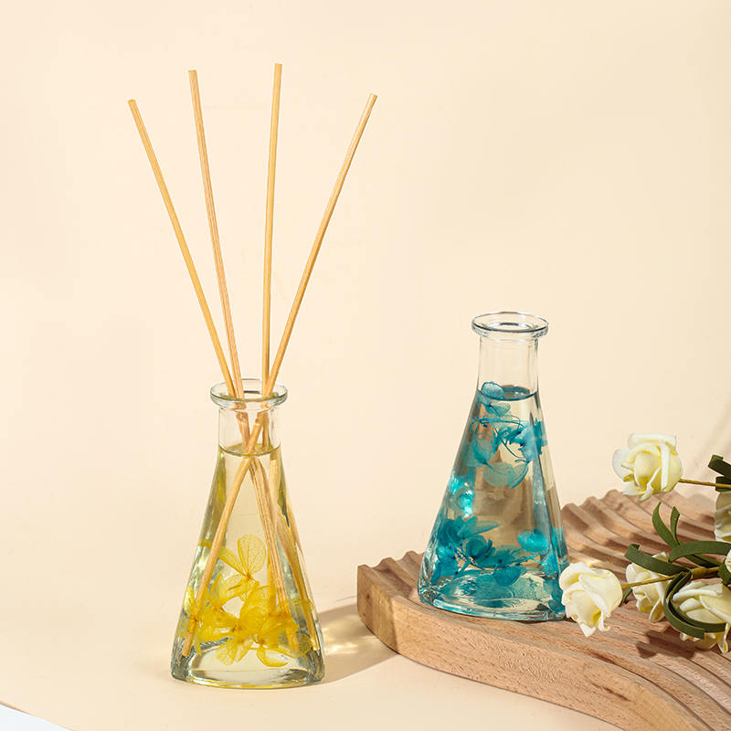 Dreieckige Flasche mit getrockneten Weinreben, kein Feuer, Aromatherapie-Schilfdiffusor für den Innenbereich