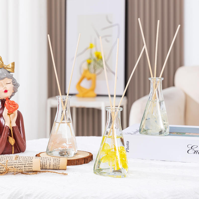 Dreieckige Flasche mit getrockneten Weinreben, kein Feuer, Aromatherapie-Schilfdiffusor für den Innenbereich