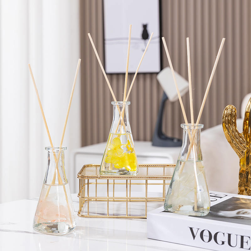 Dreieckige Flasche mit getrockneten Weinreben, kein Feuer, Aromatherapie-Schilfdiffusor für den Innenbereich