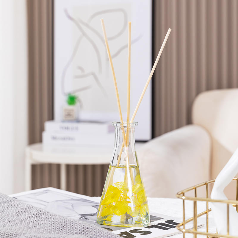 Dreieckige Flasche mit getrockneten Weinreben, kein Feuer, Aromatherapie-Schilfdiffusor für den Innenbereich