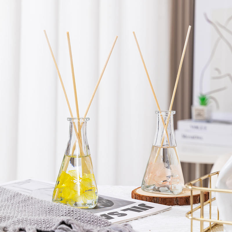 Dreieckige Flasche mit getrockneten Weinreben, kein Feuer, Aromatherapie-Schilfdiffusor für den Innenbereich