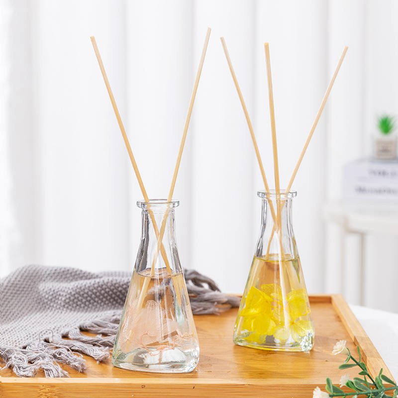 Dreieckige Flasche mit getrockneten Weinreben, kein Feuer, Aromatherapie-Schilfdiffusor für den Innenbereich