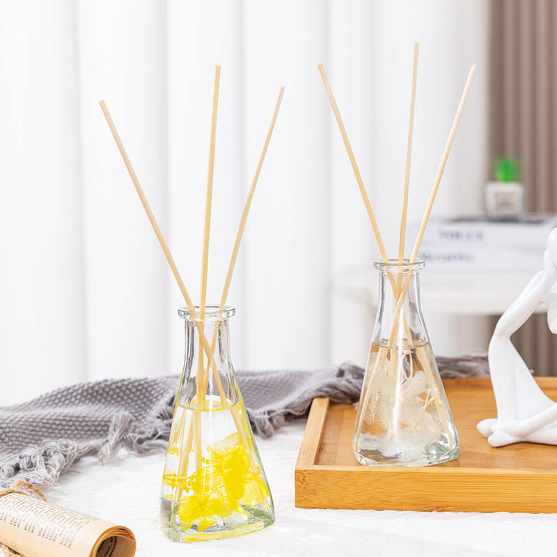 Dreieckige Flasche mit getrockneten Weinreben, kein Feuer, Aromatherapie-Schilfdiffusor für den Innenbereich