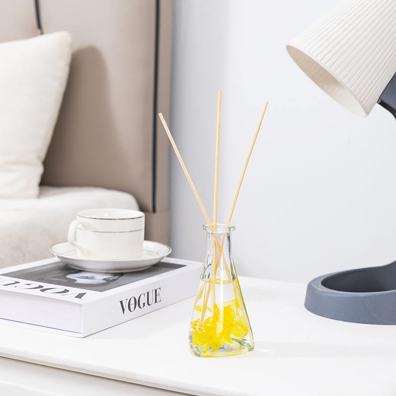 Dreieckige Flasche mit getrockneten Weinreben, kein Feuer, Aromatherapie-Schilfdiffusor für den Innenbereich