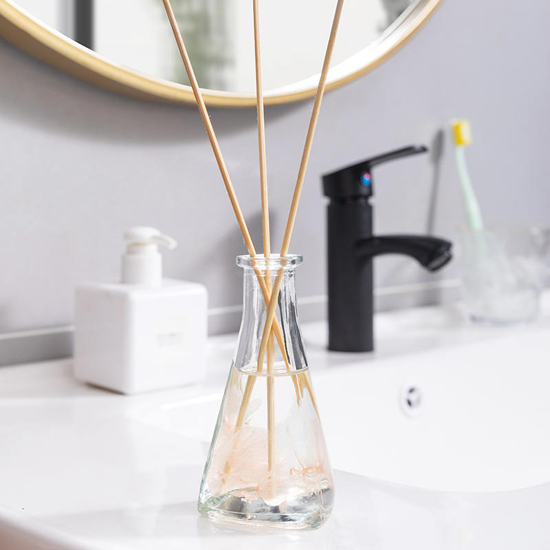 Dreieckige Flasche mit getrockneten Weinreben, kein Feuer, Aromatherapie-Schilfdiffusor für den Innenbereich