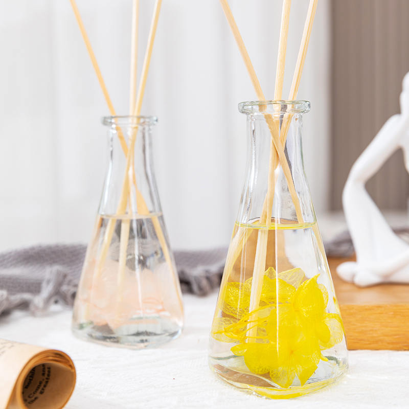 Dreieckige Flasche mit getrockneten Weinreben, kein Feuer, Aromatherapie-Schilfdiffusor für den Innenbereich