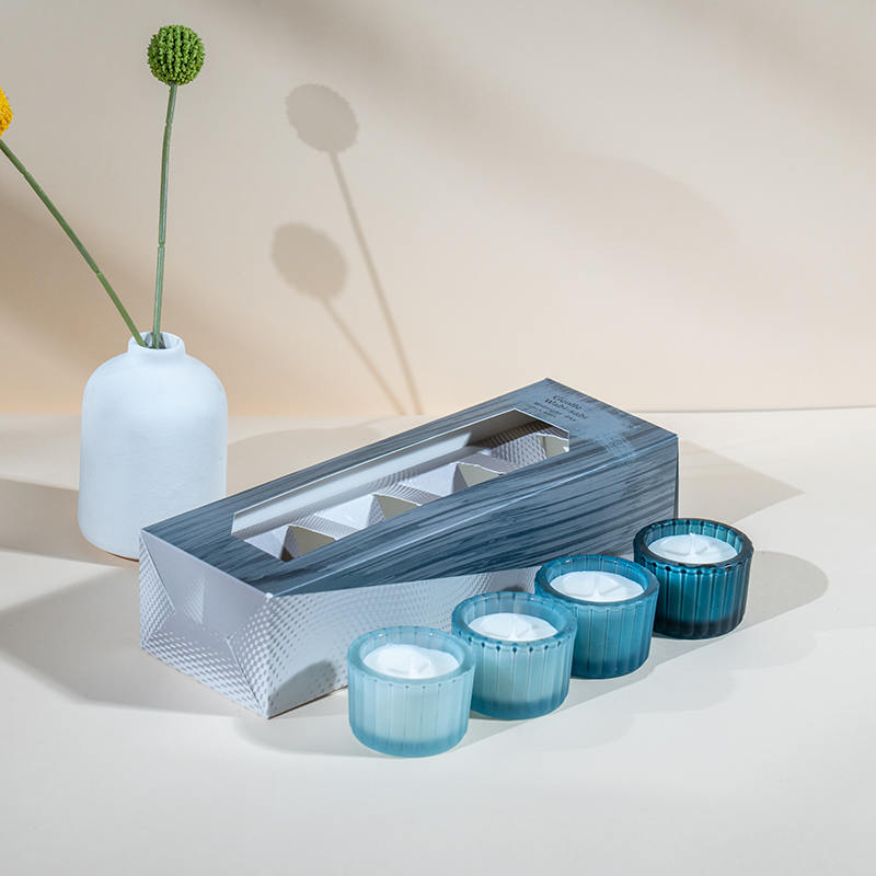 Set mit 4 vertikal gestreiften kleinen Zwergkerzenbechern aus Glas