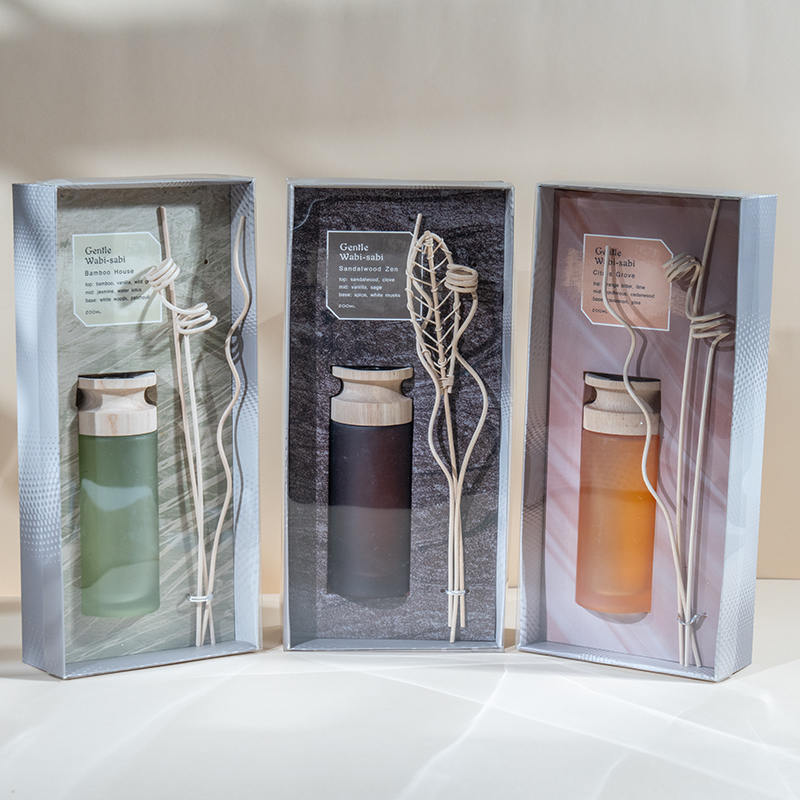 Hochwertiger Premium-Red-Diffusor mit zylindrischem Glaskolben und Holzstäbchen-Aroma-Diffusor