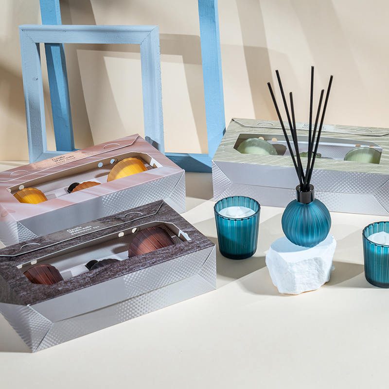 Duftkerzen mit vertikal gestreiften kleinen Gläsern