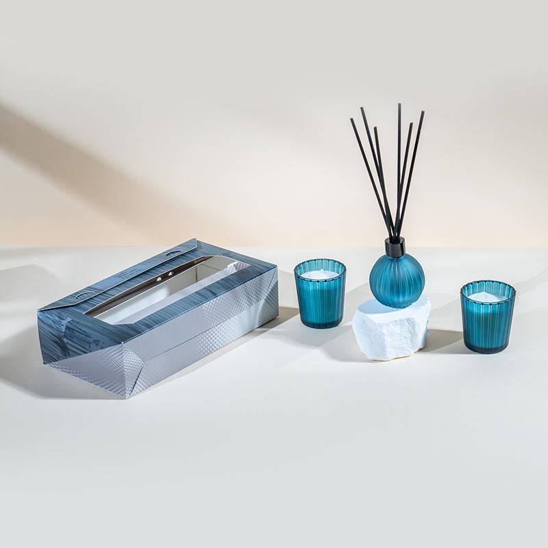 Duftkerzen mit vertikal gestreiften kleinen Gläsern