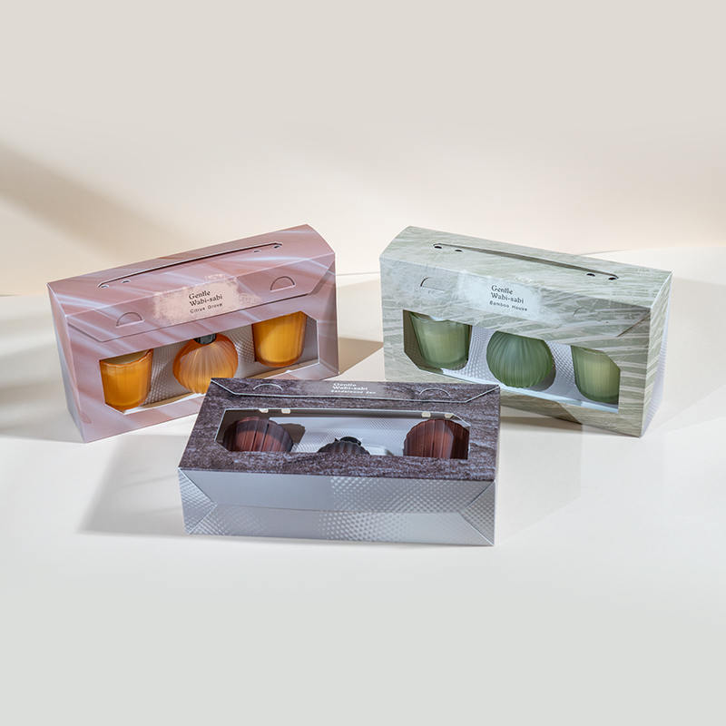 Duftkerzen mit vertikal gestreiften kleinen Gläsern