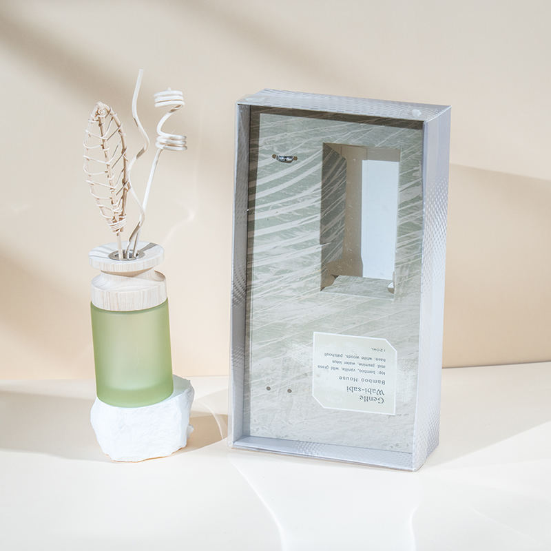 Hochwertiger Reed-Diffusor mit hohem zylindrischem Glaskolben und Aroma-Diffusor aus Holzstäbchen