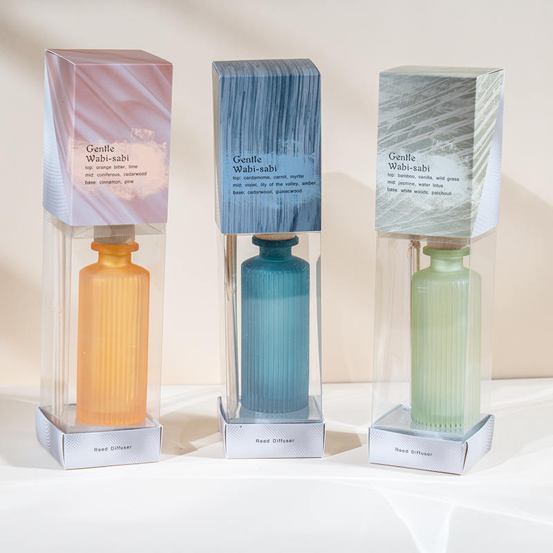 Hersteller von Rohrdiffusoren mit hohen vertikalen Streifen und runden Glasflaschen, Aromadiffusoröl