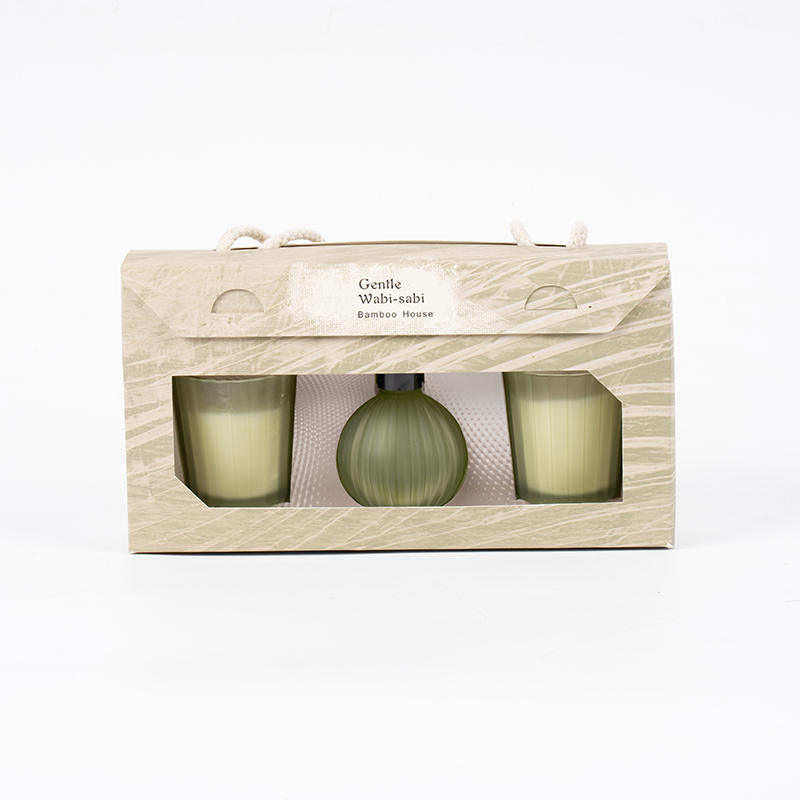 Duftkerzen mit vertikal gestreiften kleinen Gläsern