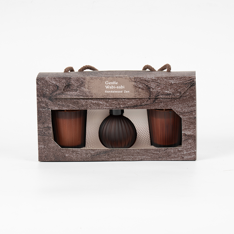 Duftkerzen mit vertikal gestreiften kleinen Gläsern