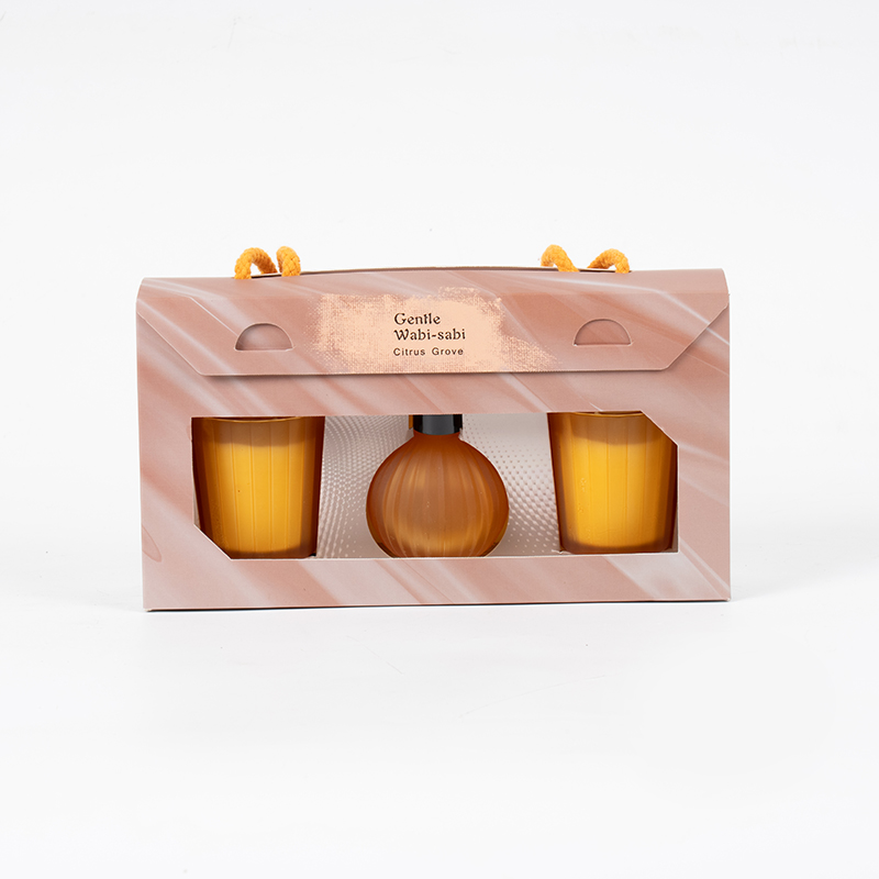 Duftkerzen mit vertikal gestreiften kleinen Gläsern