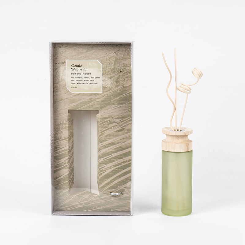 Hochwertiger Premium-Red-Diffusor mit zylindrischem Glaskolben und Holzstäbchen-Aroma-Diffusor