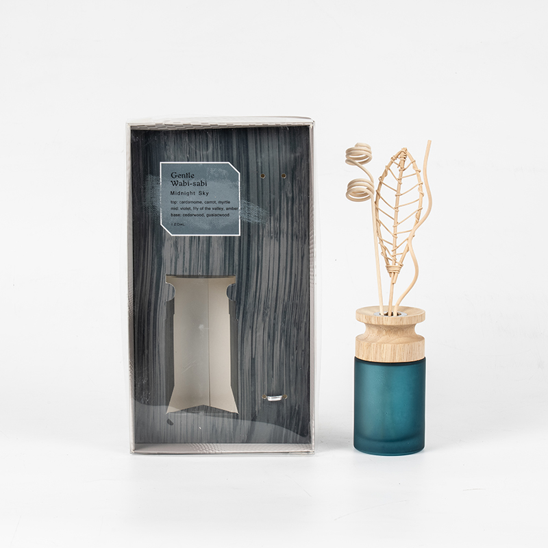 Hochwertiger Reed-Diffusor mit hohem zylindrischem Glaskolben und Aroma-Diffusor aus Holzstäbchen