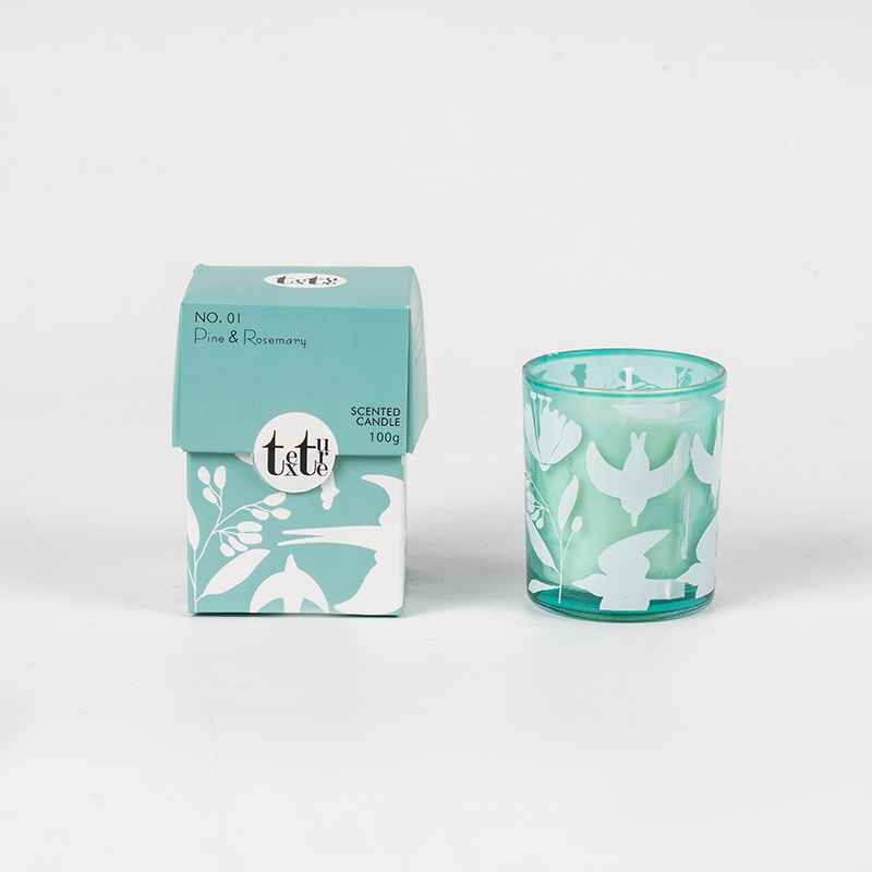 Klassische Duftkerze mit rundem Kelch und Papierfigurendruck