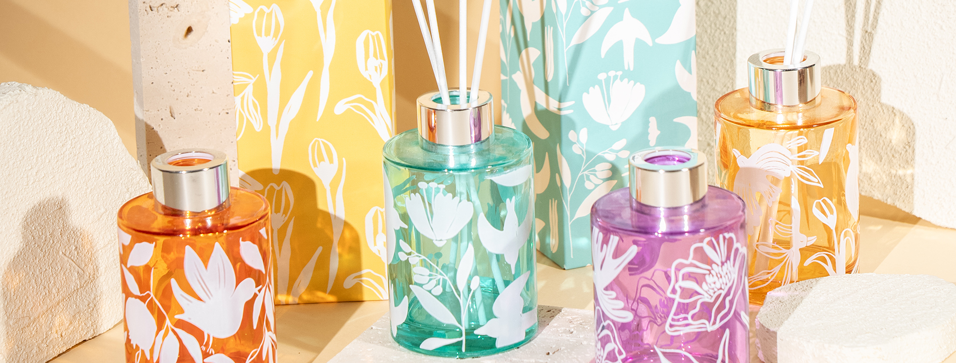 Klassische Duftkerze mit rundem Kelch und Papierfigurendruck